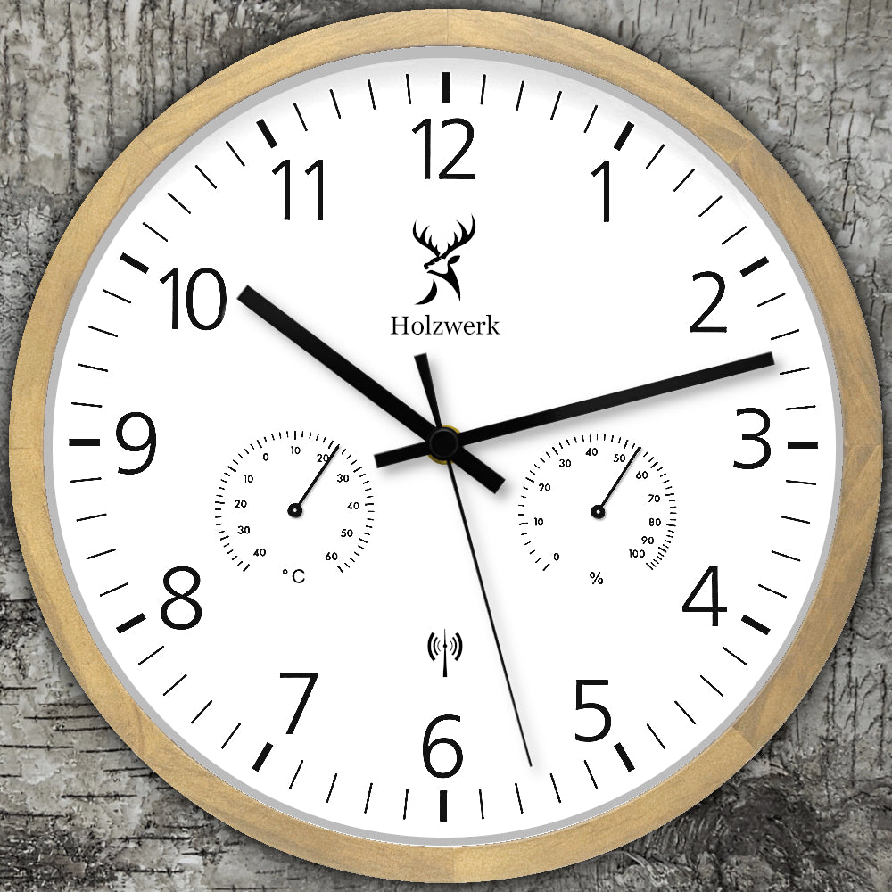 Holzwerk MEERSBURG Designer Holz Funk Wanduhr mit integrierter Temperatur- und Luftfeuchtigkeitsanzeige, 30 cm Durchmesser auf Holz platziert