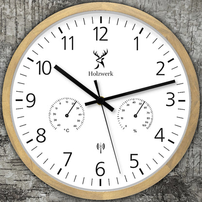 Holzwerk MEERSBURG Designer Holz Funk Wanduhr mit integrierter Temperatur- und Luftfeuchtigkeitsanzeige, 30 cm Durchmesser auf Holz platziert