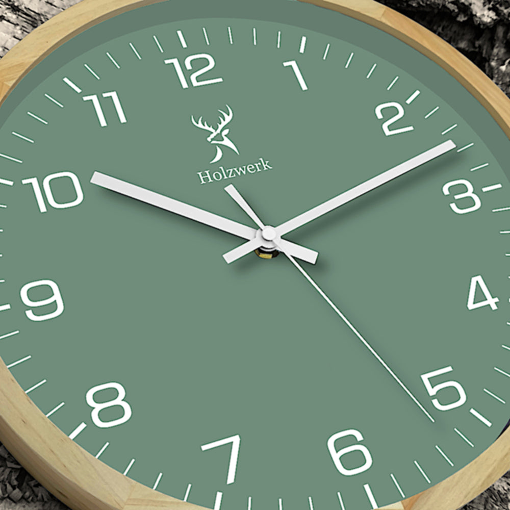 Holzwerk NAUMBURG 30 cm Wanduhr aus Vollholz mit grün-weißem Zifferblatt und modernem Design, Detailansicht mit Logo