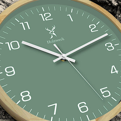 Holzwerk NAUMBURG 30 cm Wanduhr aus Vollholz mit grün-weißem Zifferblatt und modernem Design, Detailansicht mit Logo