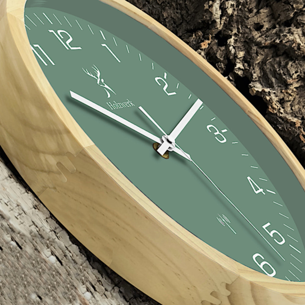 Detailansicht der Holzwerk NAUMBURG Wanduhr aus Vollholz mit grünem Zifferblatt und weißer Zeigerführung