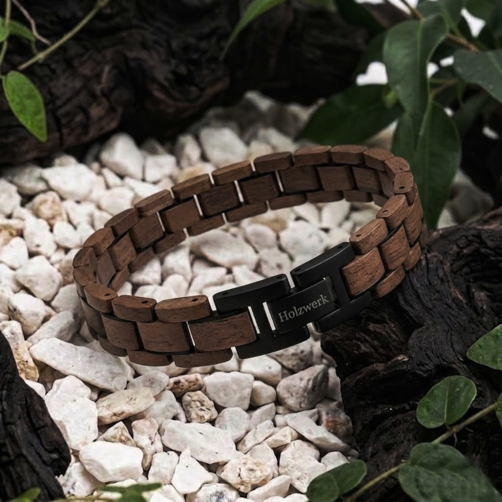 Holzwerk NEBELSEE braun-schwarzes Holz Armband aus Walnussholz und Edelstahl mit Gliederkonstruktion, Lifestyle Foto auf Holz