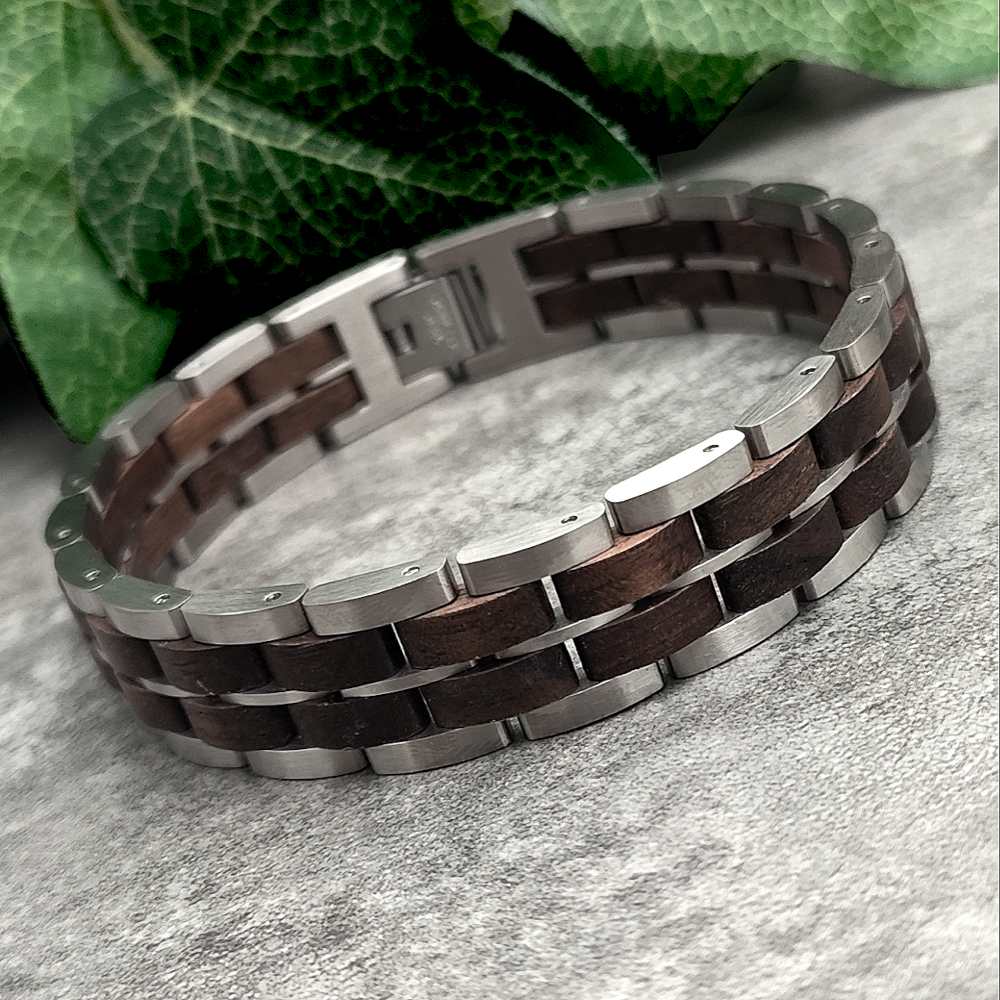 Holzwerk ORTHSEE silber-braunes  Holz Armband aus Walnussholz und Edelstahl mit Gliederkonstruktion, Lifestyle Foto der Rückseite