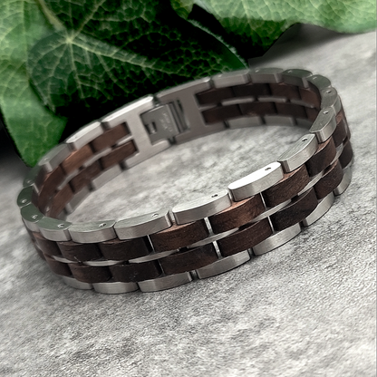 Holzwerk ORTHSEE silber-braunes  Holz Armband aus Walnussholz und Edelstahl mit Gliederkonstruktion, Lifestyle Foto der Rückseite