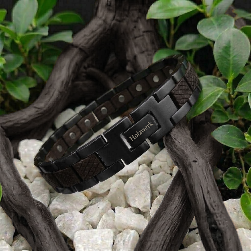 Holzwerk PARKSEE schwarzes Magnet Armband aus Ebonyholz und Edelstahl mit Gliederkonstruktion, Lifestyle Foto in Holzumgebung