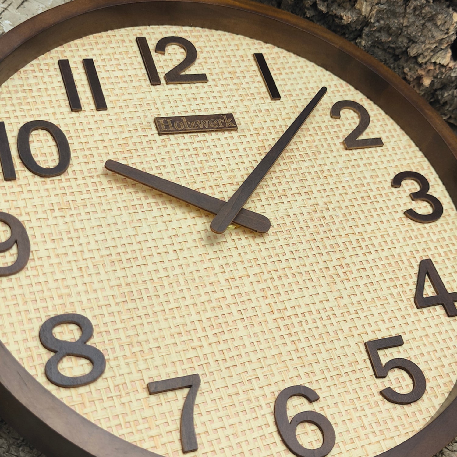 Detailansicht der 30 cm Holzwerk PENZBERG Quarz Wanduhr aus Vollholz mit beigem Zifferblatt und brauner Zeigerführung
