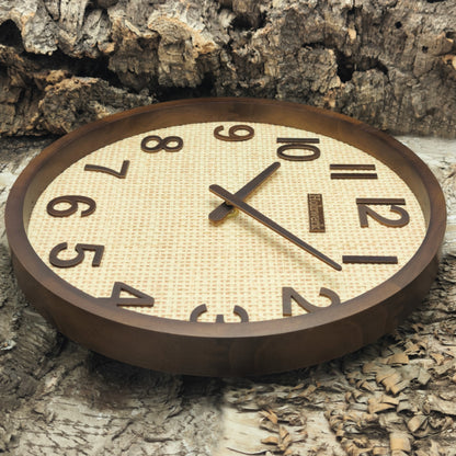Holzwerk PENZBERG 30 cm Quarz-Wanduhr aus Vollholz mit beigem Zifferblatt und braunen Zeigern, Seitenansicht rechts