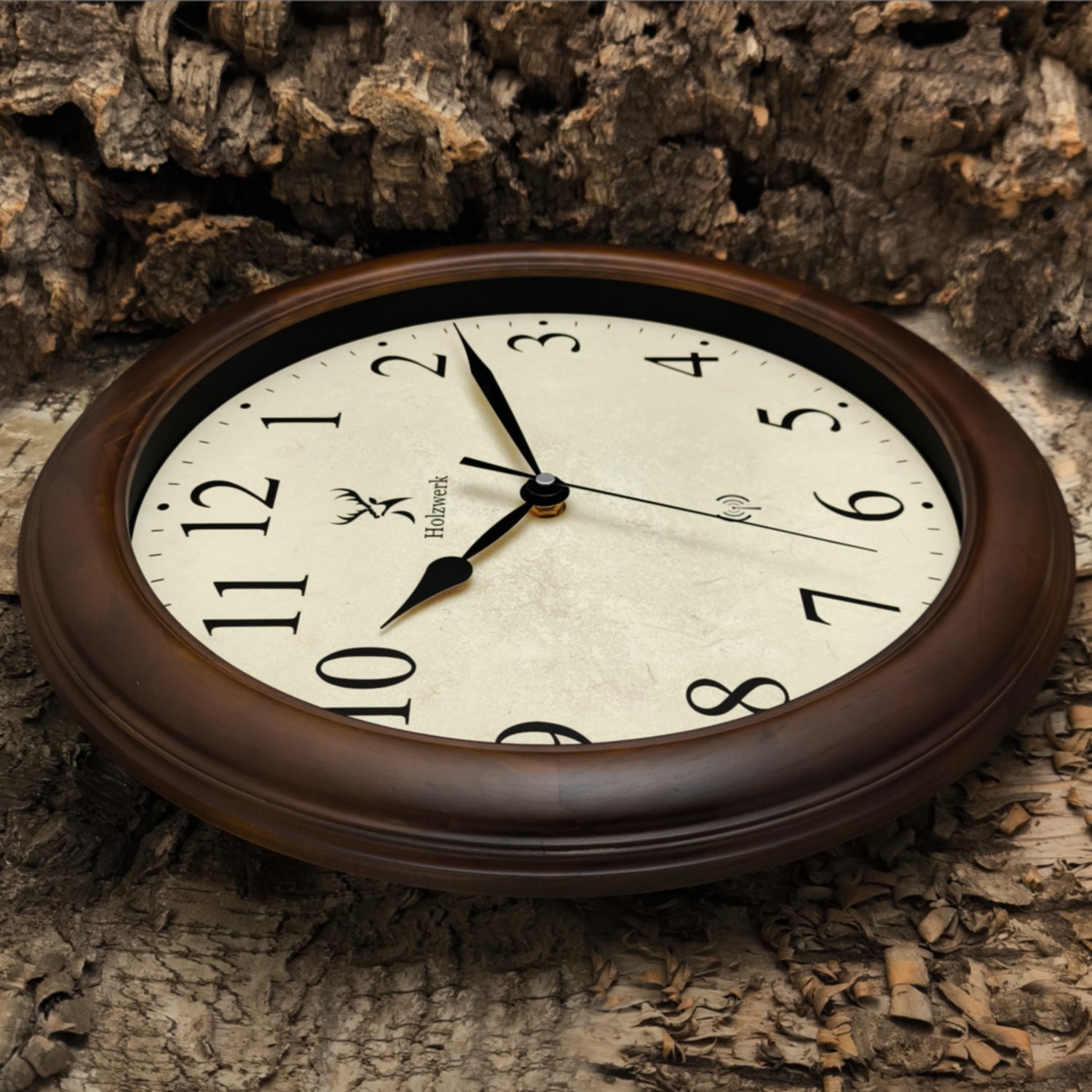 Holzwerk RADEBURG 35 cm Retro Funk-Wanduhr mit Seitenansicht links und metallischen Zeigern