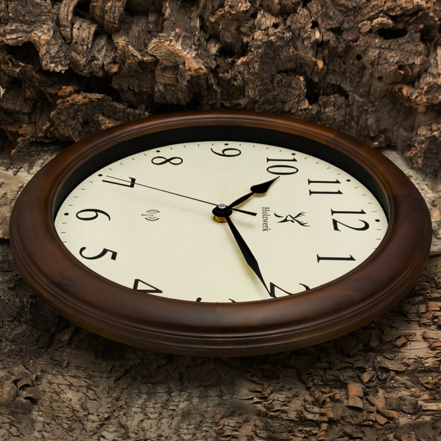 Holzwerk RADEBURG 35 cm Retro Funk-Wanduhr mit Seitenansicht rechts und metallischen Zeigern