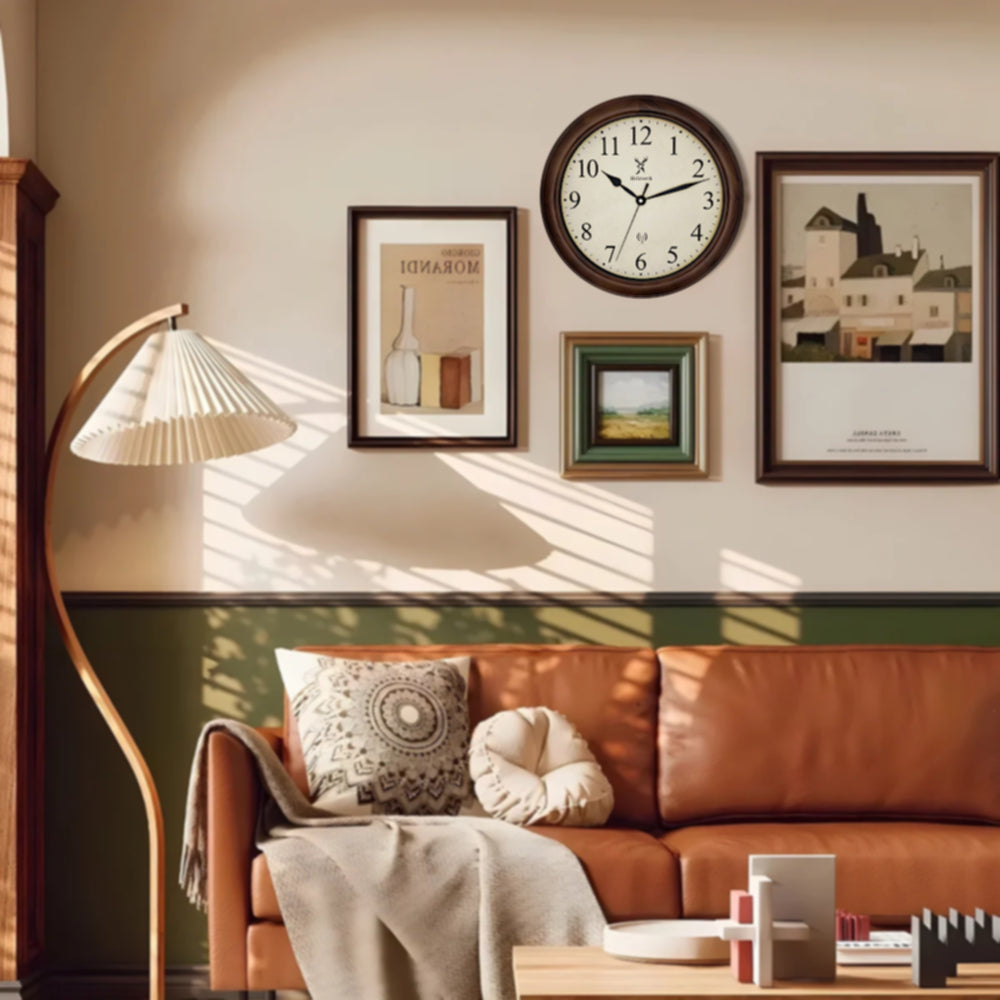 Holzwerk RADEBURG 35 cm Retro Funk-Wanduhr im Wohnzimmer an der Wand hängend