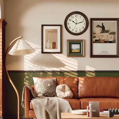 Holzwerk RADEBURG 35 cm Retro Funk-Wanduhr im Wohnzimmer an der Wand hängend