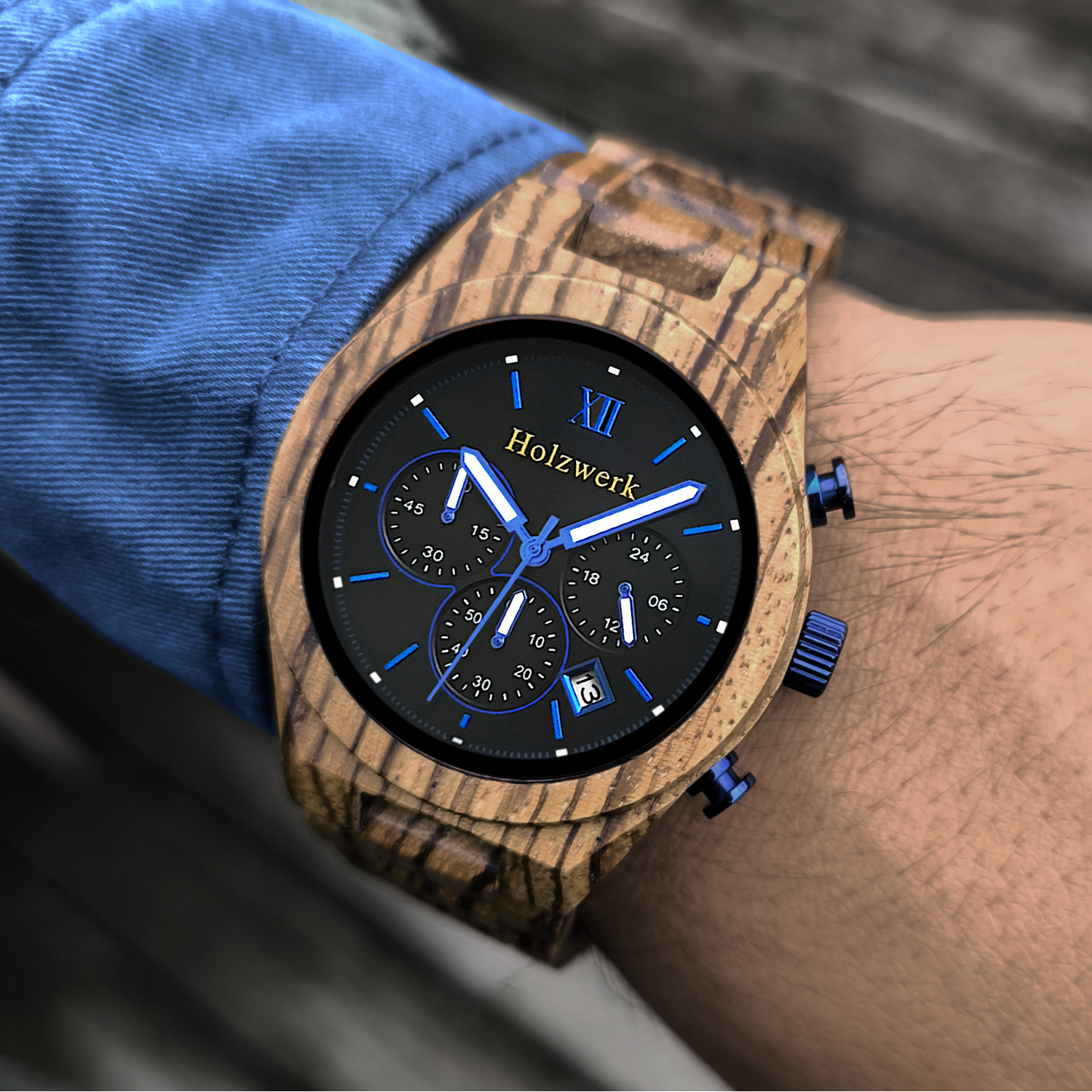Holzwerk RHEINE Chronographen-Uhr aus Zebra-Holz mit drei Chronographen, Datumsanzeige und Holzarmband am Handgelenk getragen