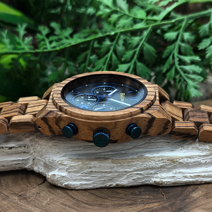 Seitenansicht Holzwerk RHEINE Chronographen-Uhr aus Zebra-Holz mit drei Chronographen, Datumsanzeige und Holzarmband auf Holz