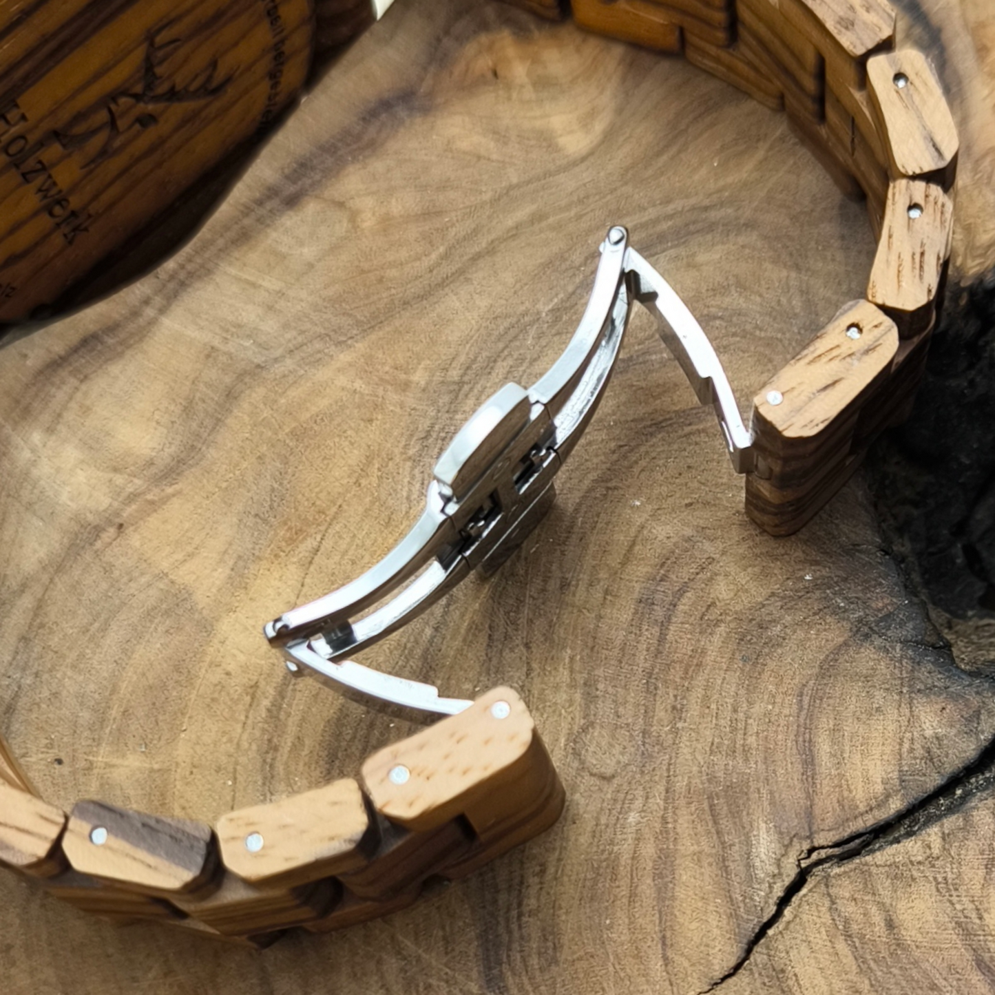 Holzwerk RHEINE Chronographen-Uhr aus Zebra-Holz mit drei Chronographen, Datumsanzeige und Holzarmband, Ansicht der Faltschließe