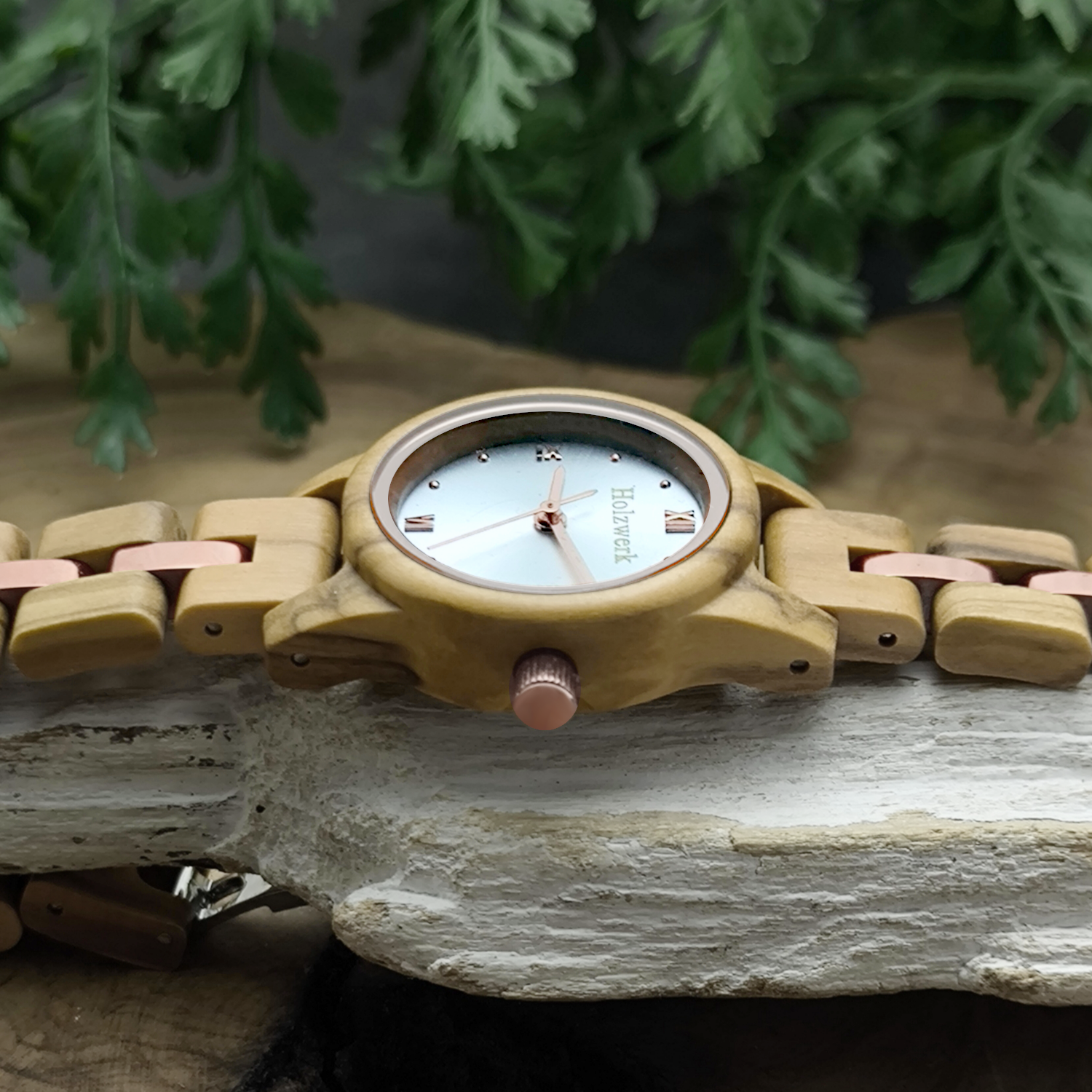 Holzwerk ROSENHEIM Damen Armbanduhr aus Olivenholz mit silber-roségoldenem Zifferblatt und römischen Ziffern, Seitenansicht rechts