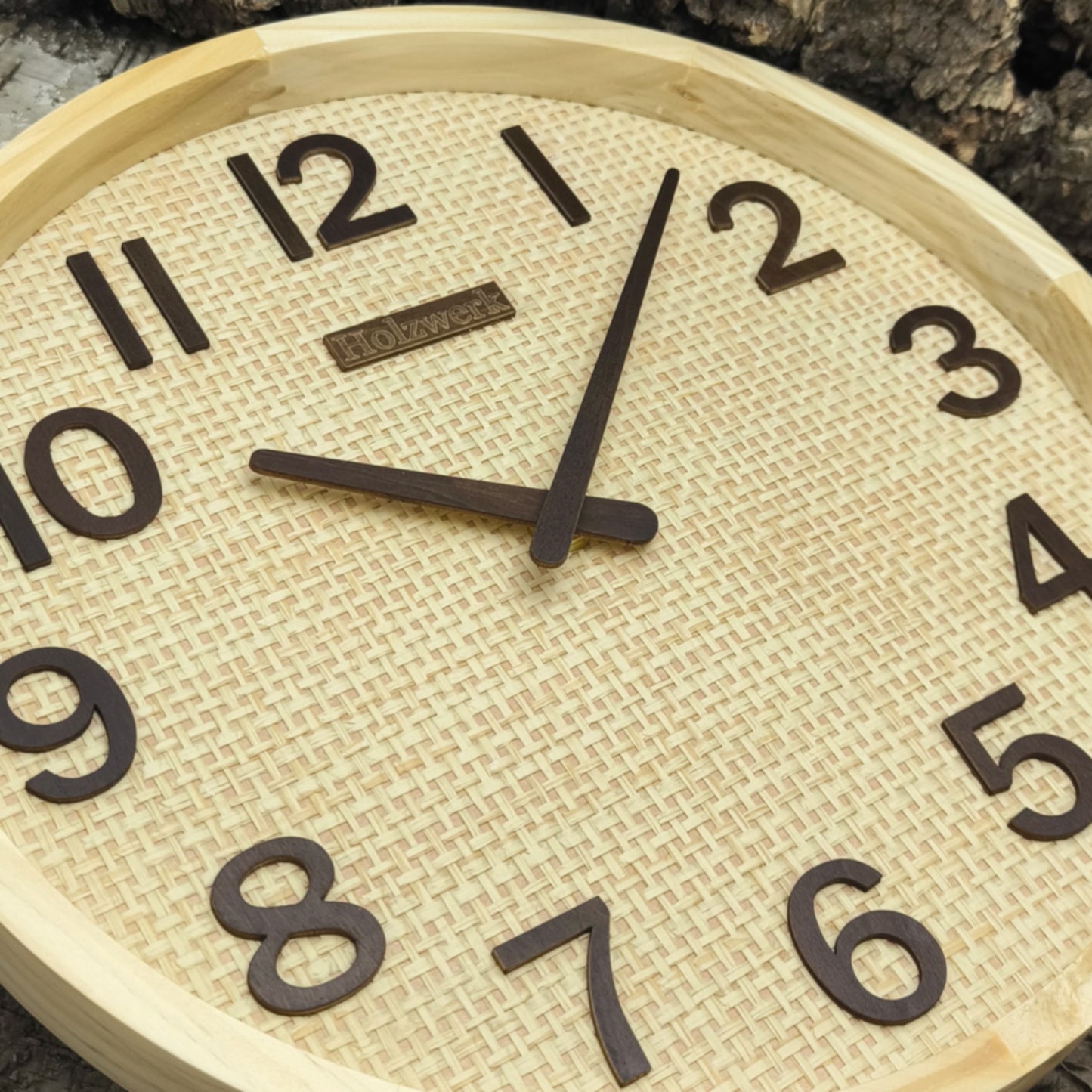 Detailansicht der 30 cm Holzwerk SAARBURG Wanduhr aus Vollholz mit beigem Zifferblatt und brauner Zeigerführung
