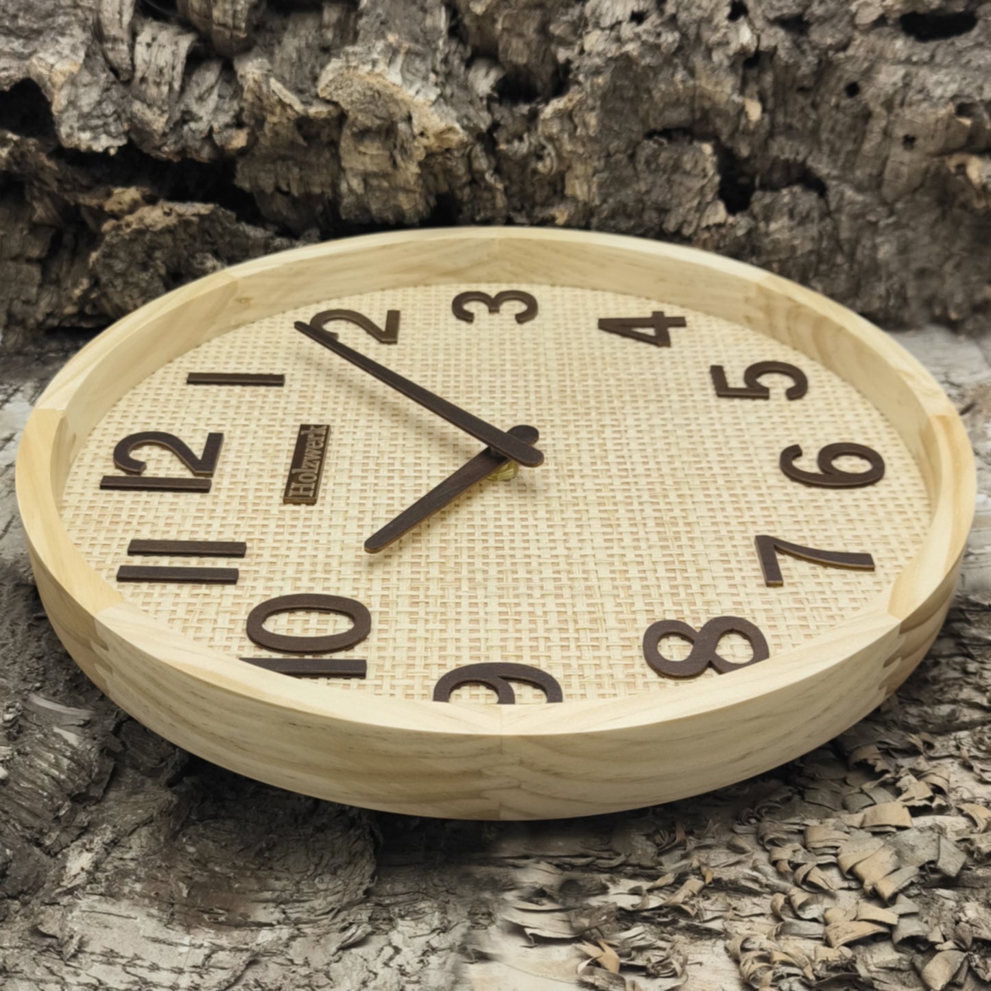 Holzwerk SAARBURG 30 cm Funk-Wanduhr aus Vollholz mit beigem Zifferblatt und braunen Zeigern, Seitenansicht links