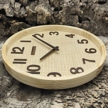 Holzwerk SAARBURG 30 cm Funk-Wanduhr aus Vollholz mit beigem Zifferblatt und braunen Zeigern, Seitenansicht links