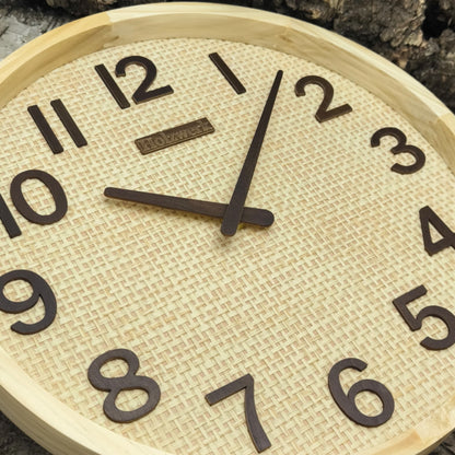 Detailansicht der 30 cm Holzwerk SAARBURG Funk Wanduhr aus Vollholz mit beigem Zifferblatt und brauner Zeigerführung