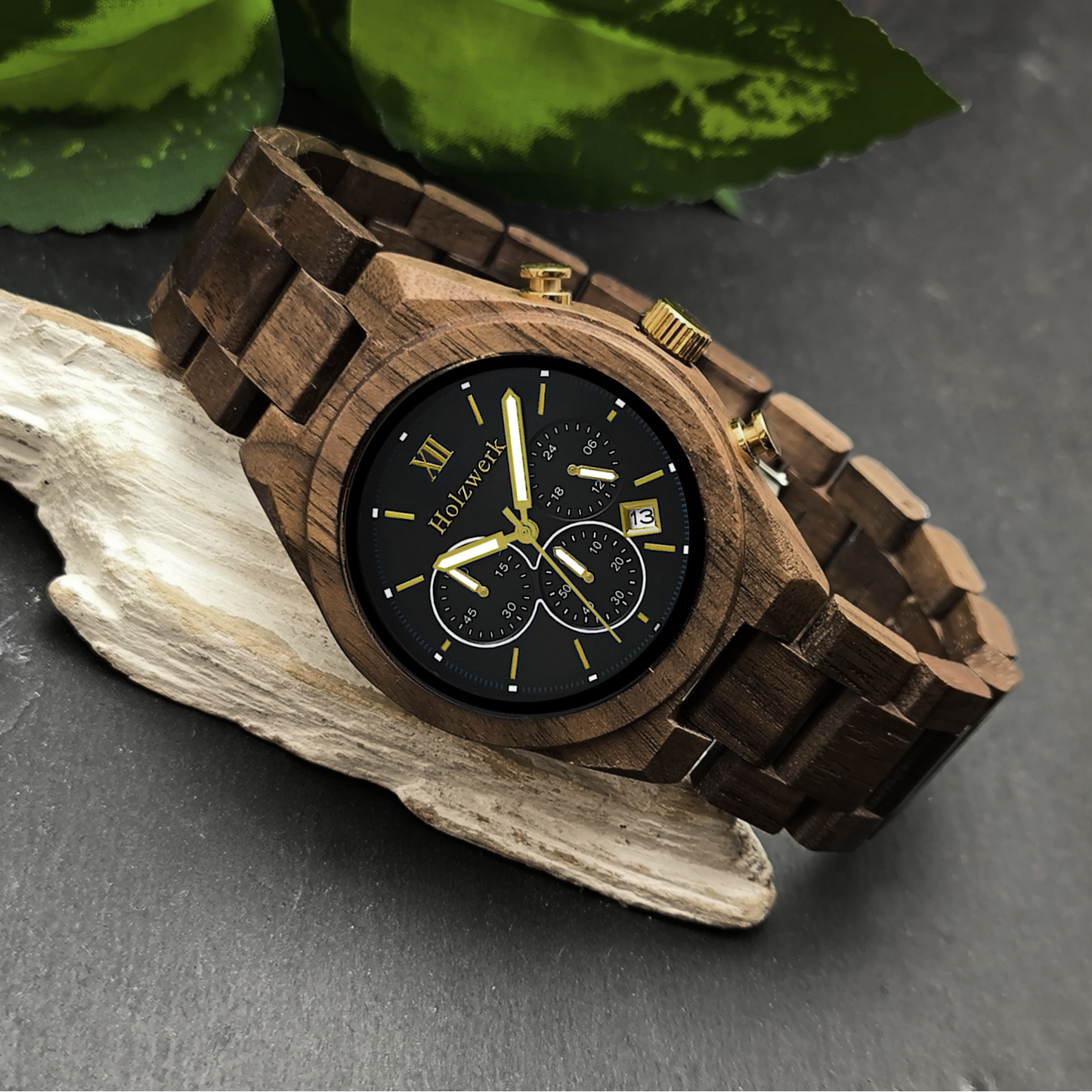 Holzwerk SASSNITZ Chronographen-Uhr aus Walnuss-Holz mit Chronographen und Datumsanzeige, Seitenlage