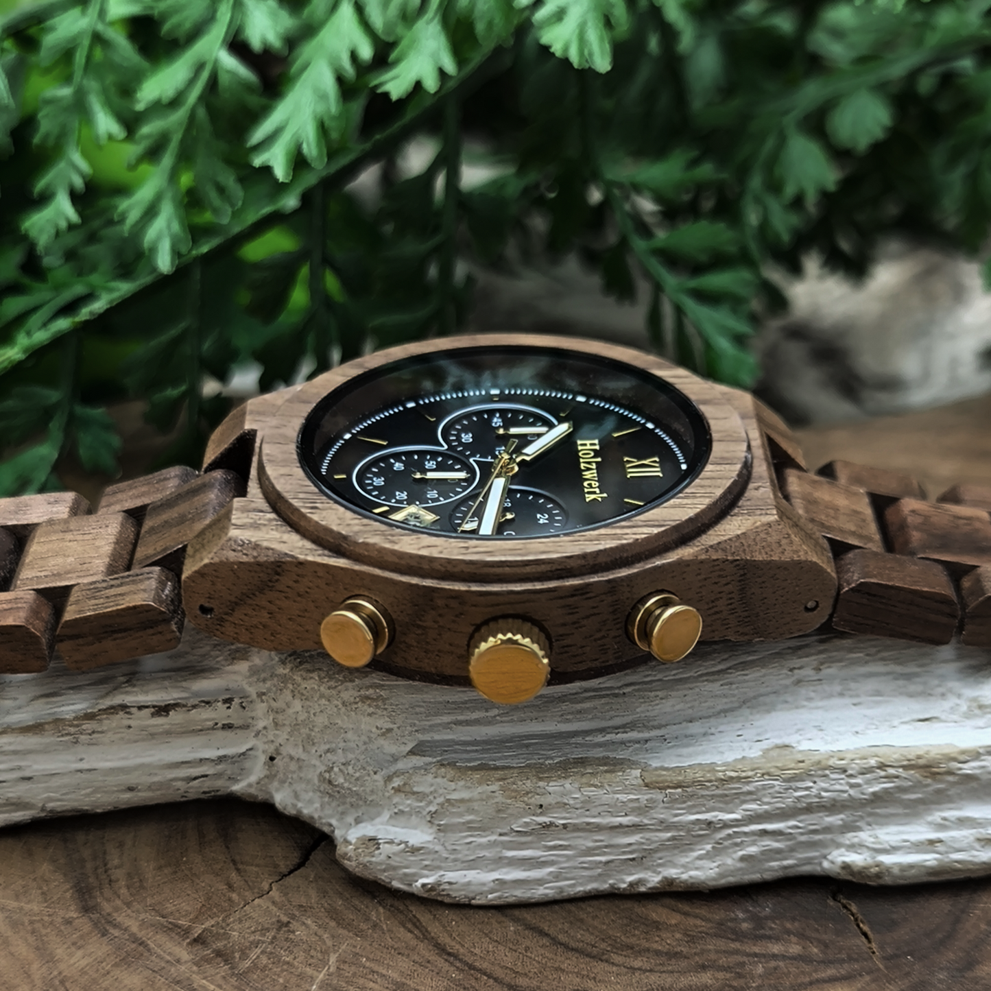 Holzwerk SASSNITZ Chronographen-Uhr aus Walnuss-Holz mit Chronographen und Datumsanzeige, Seitenansicht rechts