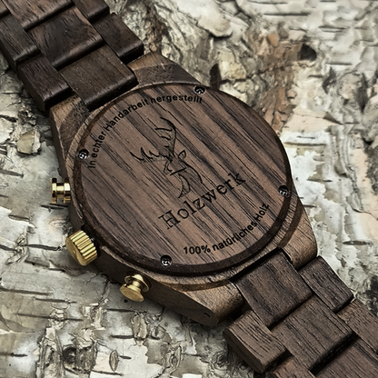 Holzwerk SASSNITZ Chronographen-Uhr aus Walnuss-Holz mit Chronographen und Datumsanzeige, Detailansicht des Gehäusebodens