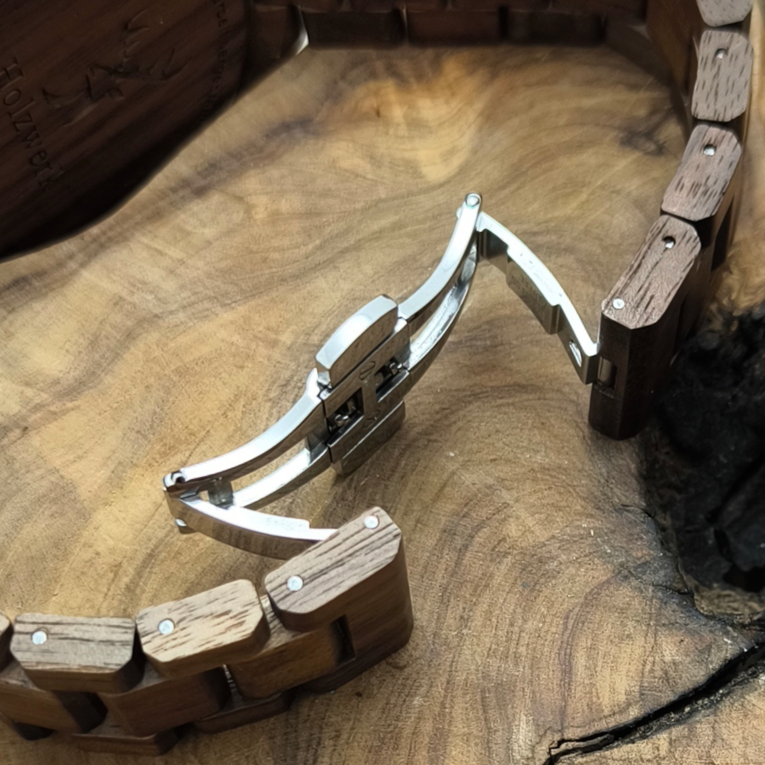 Holzwerk SASSNITZ Chronographen-Uhr aus Walnuss-Holz mit Chronographen und Datumsanzeige, Detailansicht der Faltschließe