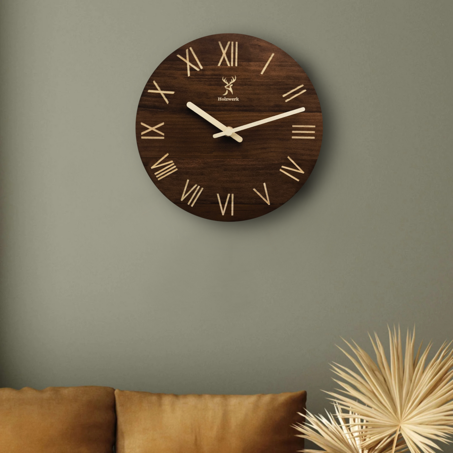 Holzwerk SCHWERIN 25 cm robuste Vintage Holz-Quarz Wanduhr aus massivem Holz  mit römischen Ziffern im Wohnbereich