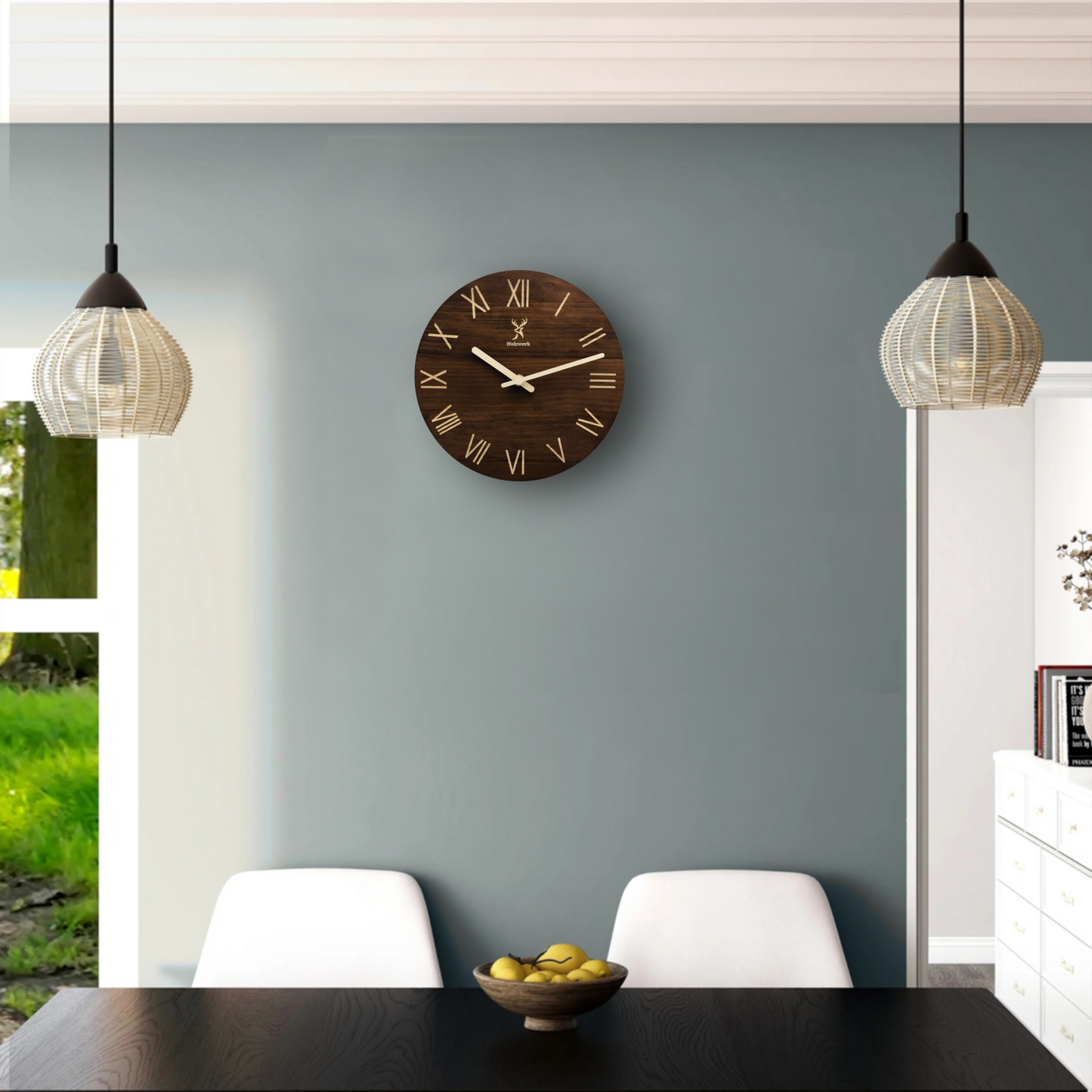 Holzwerk SCHWERIN 25 cm robuste Vintage Holz-Quarz Wanduhr aus massivem Holz  mit römischen Ziffern im Esszimmer