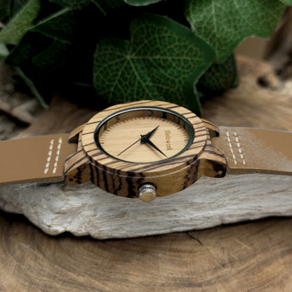 Holzwerk SINA BROWN Damenuhr aus Holz mit beigem Zifferblatt, braunem Lederarmband und analogem Quarzwerk, Seitenansicht rechts