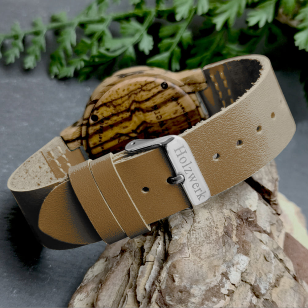 Holzwerk SINA BROWN Damenuhr aus Holz mit beigem Zifferblatt, braunem Lederarmband, Detailaufnahme des Lederarmbands