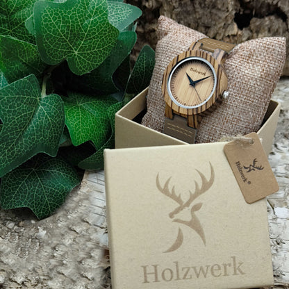 Holzwerk SINA BROWN Damenuhr aus Holz mit beigem Zifferblatt, braunem Lederarmband, Detailaufnahme der Holzwerk Verpackung 