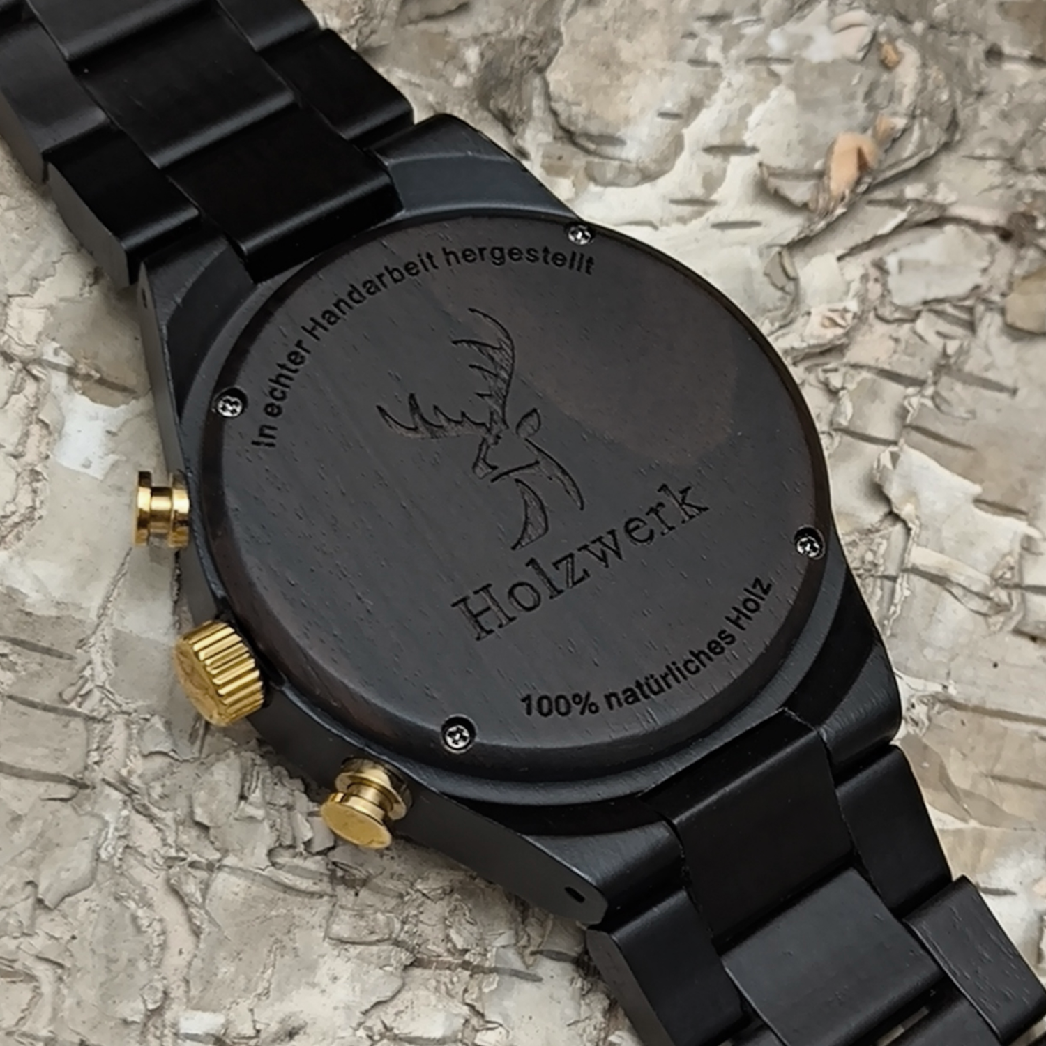 Holzwerk TORGAU Chronographen-Uhr aus Ebony-Holz mit Chronographen, Datumsanzeige und Detailaufnahme des Gehäusebodens