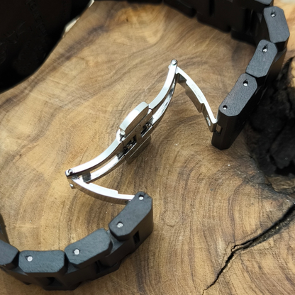 Holzwerk TORGAU Chronographen-Uhr aus Ebony-Holz mit Chronographen, Datumsanzeige und Detailaufnahme der Doppel-Faltschließe