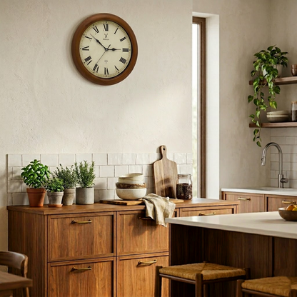 Holzwerk VELBURG (FUNK) 35 cm robuste Holz-Funk Wanduhr aus Vollholz mit römischen Ziffern, Lifestyle Foto in der Küche hängend