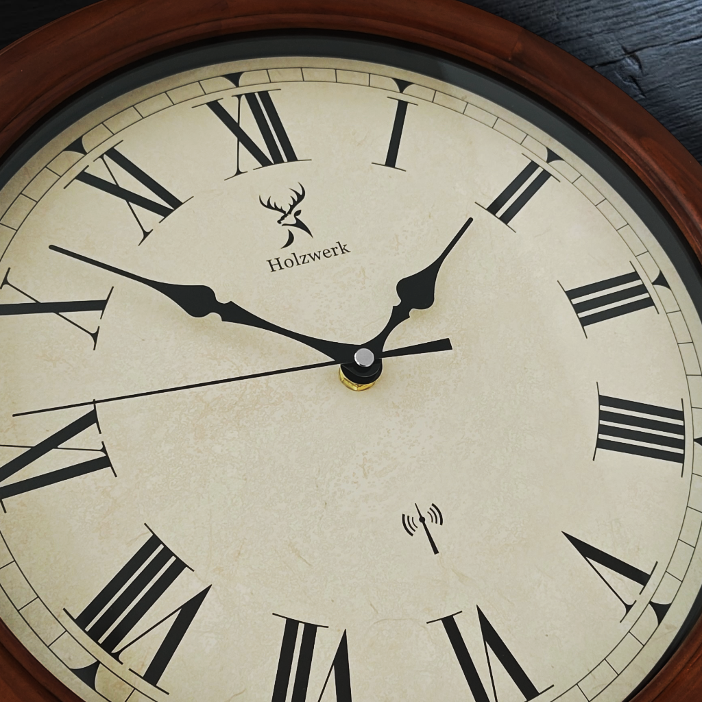 Holzwerk VELBURG (FUNK) 35 cm robuste Holz-Funk Wanduhr aus Vollholz mit römischen Ziffern, Detailansicht des Ziffernblattes