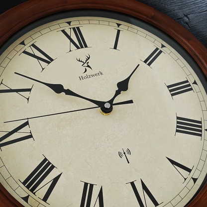 Holzwerk VELBURG (FUNK) 35 cm robuste Holz-Funk Wanduhr aus Vollholz mit römischen Ziffern, Detailansicht des Ziffernblattes