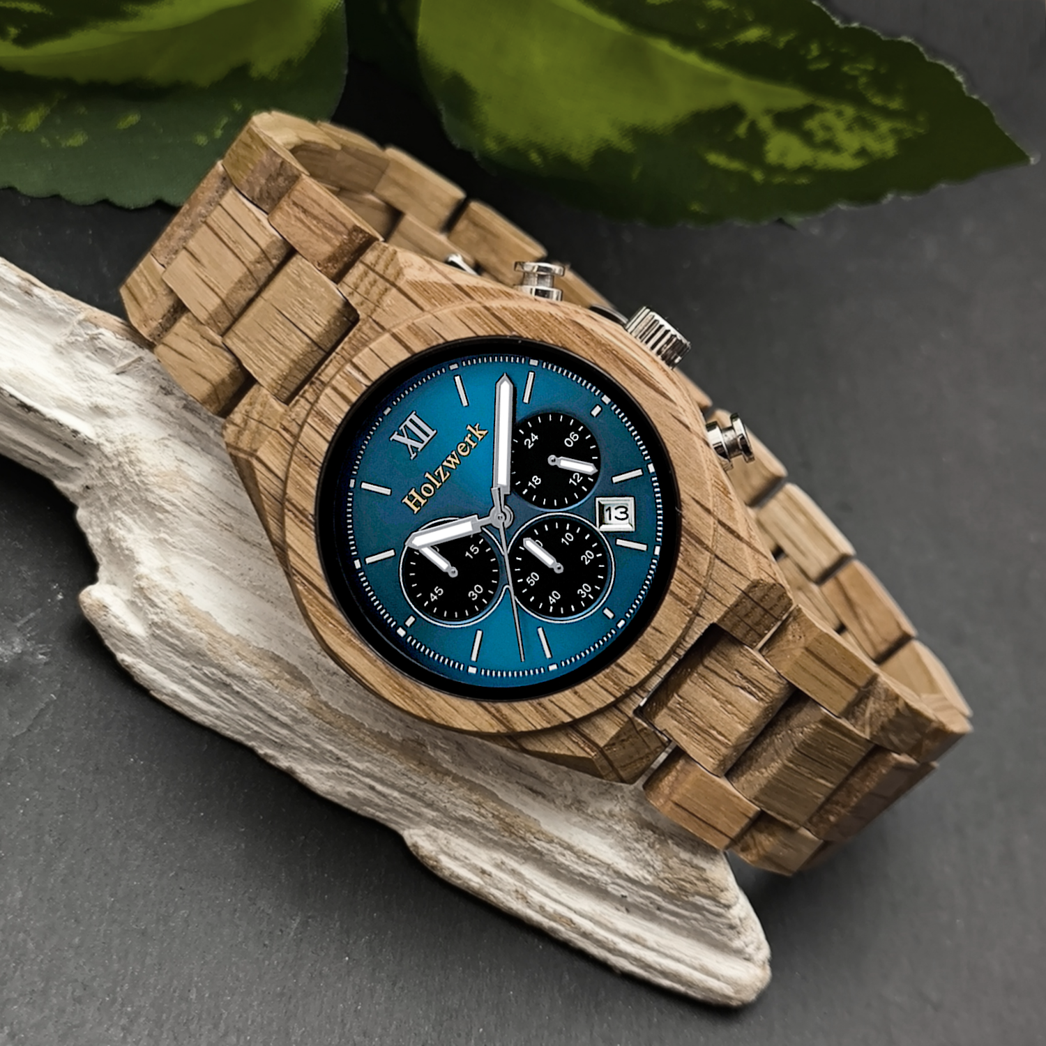 Holzwerk VERSMOLD Chronographen-Uhr aus Olivenholz mit drei Chronographen, Datumsanzeige und blau-silbernem Zifferblatt, Seitenlage