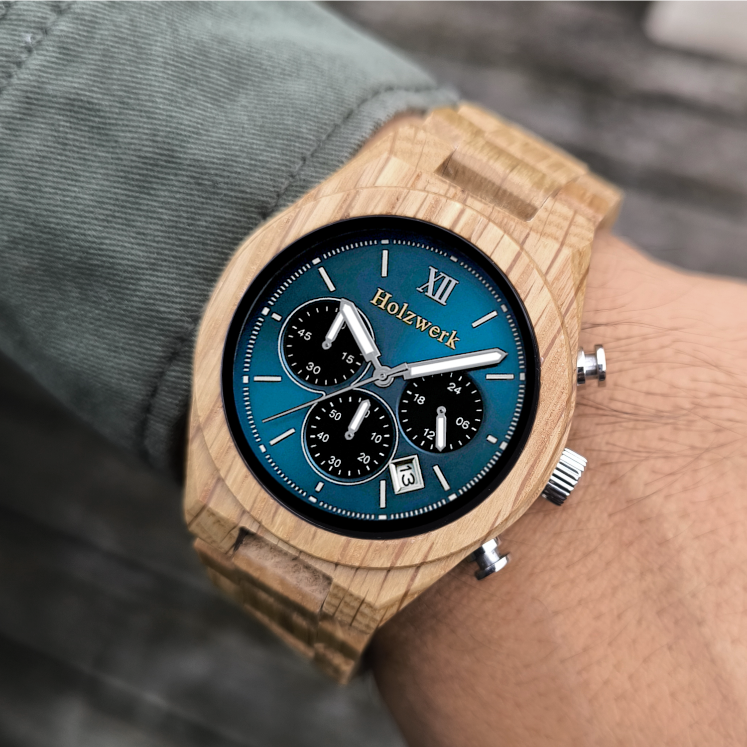 Holzwerk VERSMOLD Chronographen-Uhr aus Olivenholz mit drei Chronographen, Datumsanzeige und blau-silbernem Zifferblatt am Handgelenk