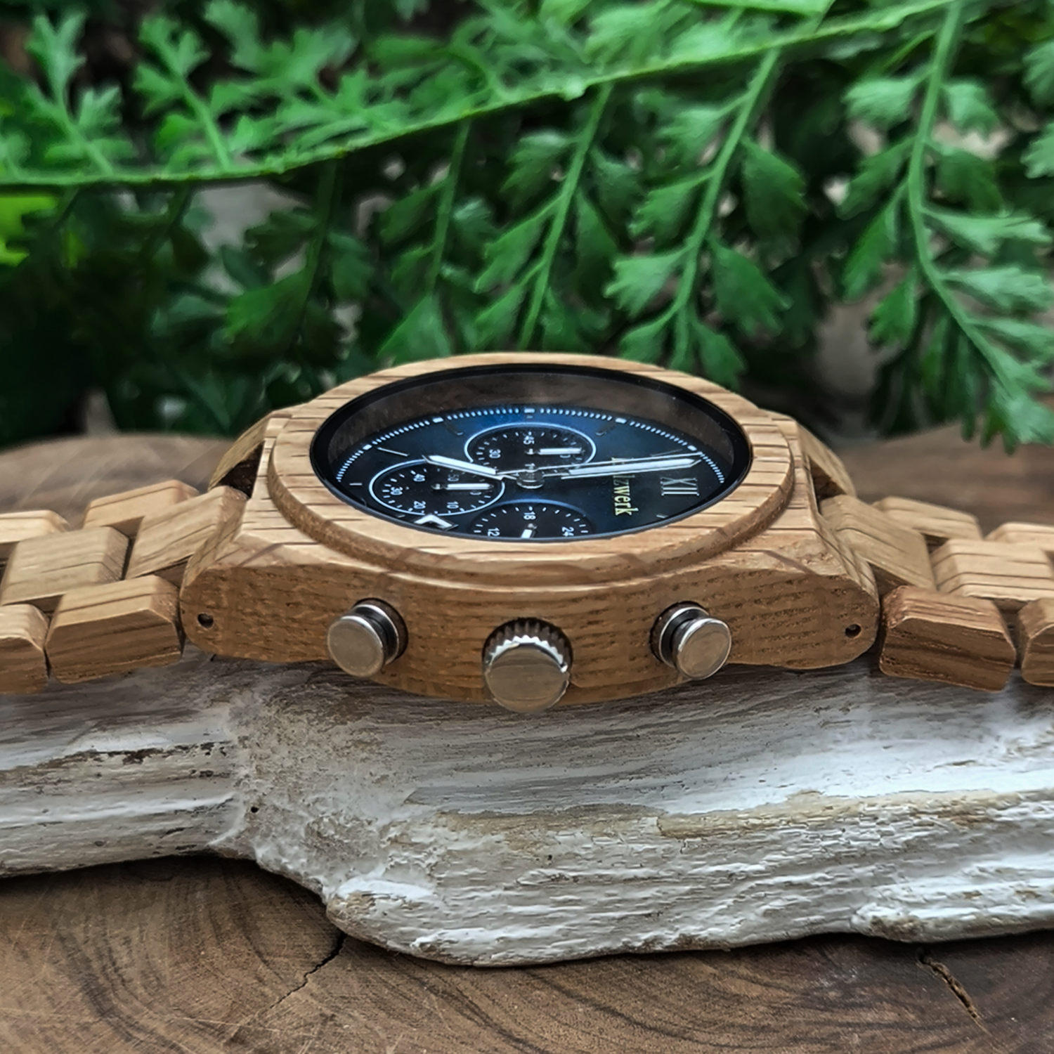 Holzwerk VERSMOLD Chronographen-Uhr aus Olivenholz mit Chronographen, Datum und blau-silbernem Zifferblatt, Seitenansicht rechts