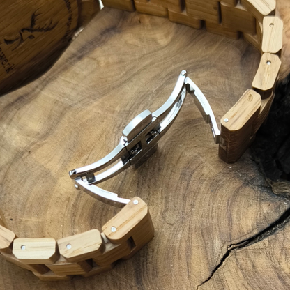 Holzwerk VERSMOLD Chronographen-Uhr aus Olivenholz mit Chronographen und Datumsanzeige, Detailaufnahme der Doppel-Faltschließe