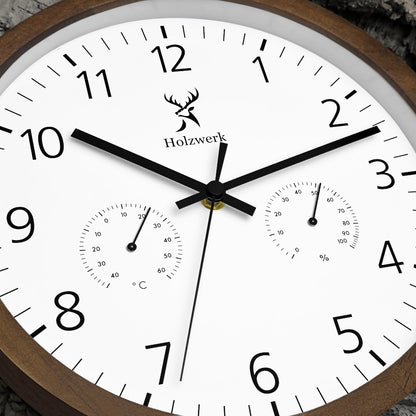 Detailaufnahme der Holzwerk WEGBERG Holz Quarz Wanduhr mit Temperatur- und Luftfeuchtigkeitsanzeige, 30 cm Durchmesser in braun und weiß