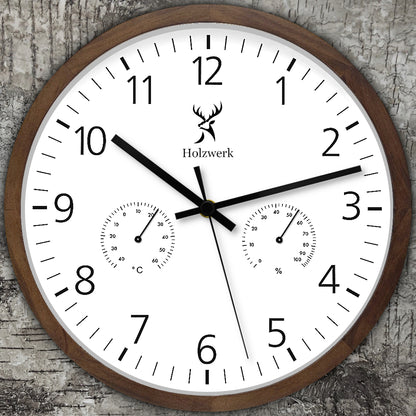 Holzwerk WEGBERG Designer Holz Quarz Wanduhr mit integrierter Temperatur- und Luftfeuchtigkeitsanzeige, 30 cm Durchmesser auf Holz platziert