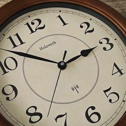 Holzwerk WITTENBURG (FUNK) 35 cm robuste vintage Holz-Funk Wanduhr aus Vollholz in Beige und Braun, Detailansicht des Ziffernblatts