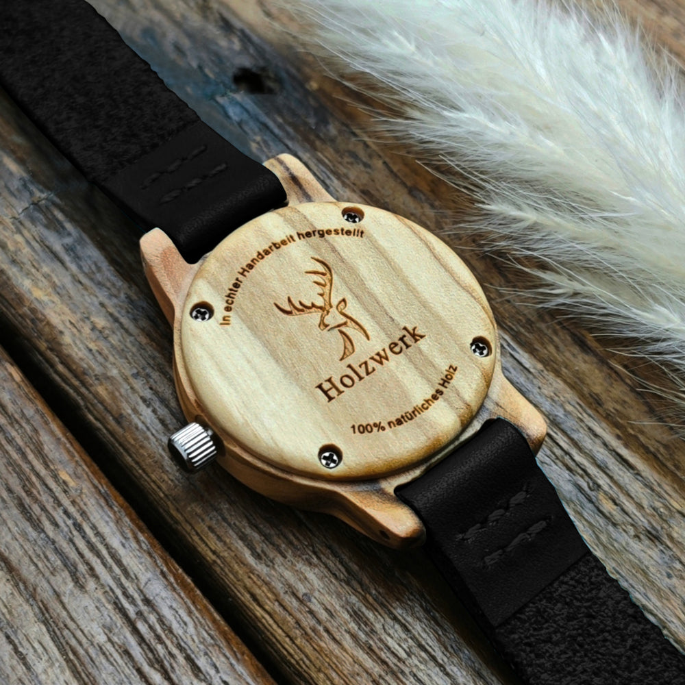 Holzwerk CLARA BLACK kleine Damen und Kinder Holz Uhr mit Leder Armband in schwarz, beige, liegend mit Ansicht auf den Gehäuseboden