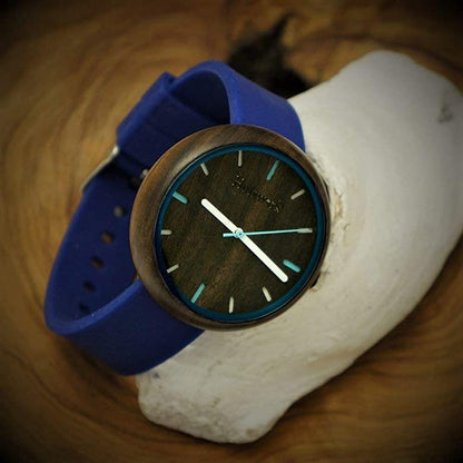 Holzwerk LAUBACH Damenuhr mit Holzgehäuse in Dunkelbraun sowie braunem Ziffernblatt und blauem Silikonarmband, Seitenlage rechts