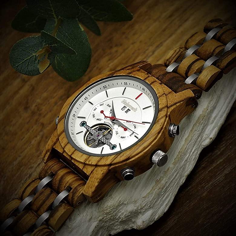 Holzwerk DEIDESHEIM Automatik-Uhr mit offener Unruhe und Anzeige für Datum, Wochentag und Monat, Seitenansicht auf Holz